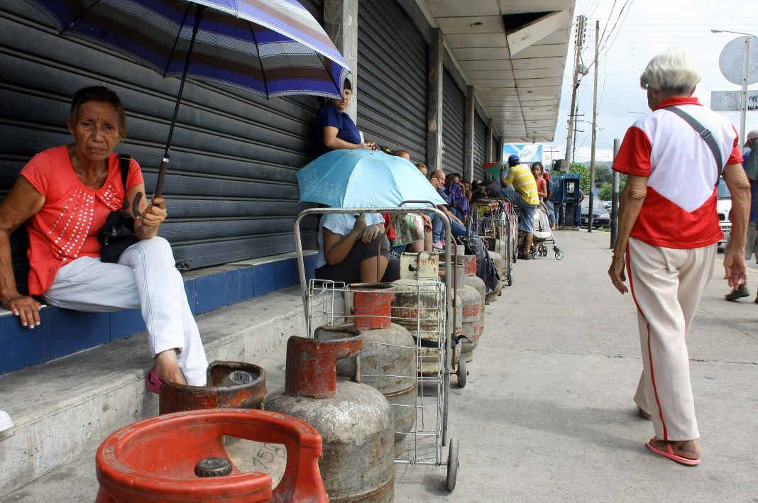 Enormes colas en Naguanagua para comprar gas - El Carabobeño