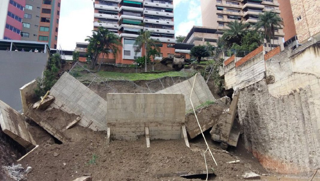 Vecinos de El Parral en alerta por derrumbe de muro de contención - El Carabobeño