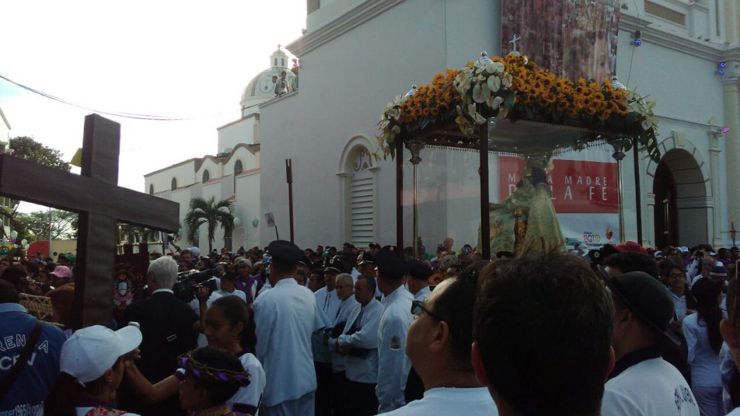La Divina Pastora salió del templo Santa Rosa. (Foto: El Impulso) - El Carabobeño