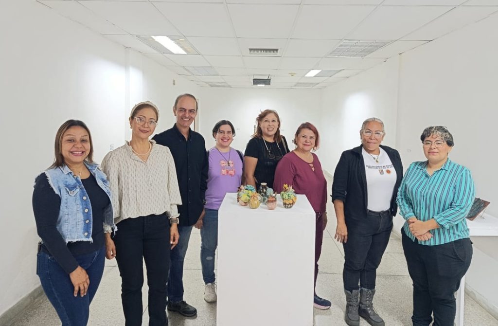 Dirección Central de Cultura inauguró muestra de Artes del Fuego: “Cerámica Etérea” UC 2026