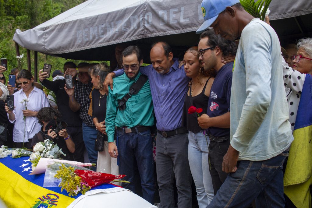 Entre flores y clamor de justicia trascurrió el velorio de Carmen Navas