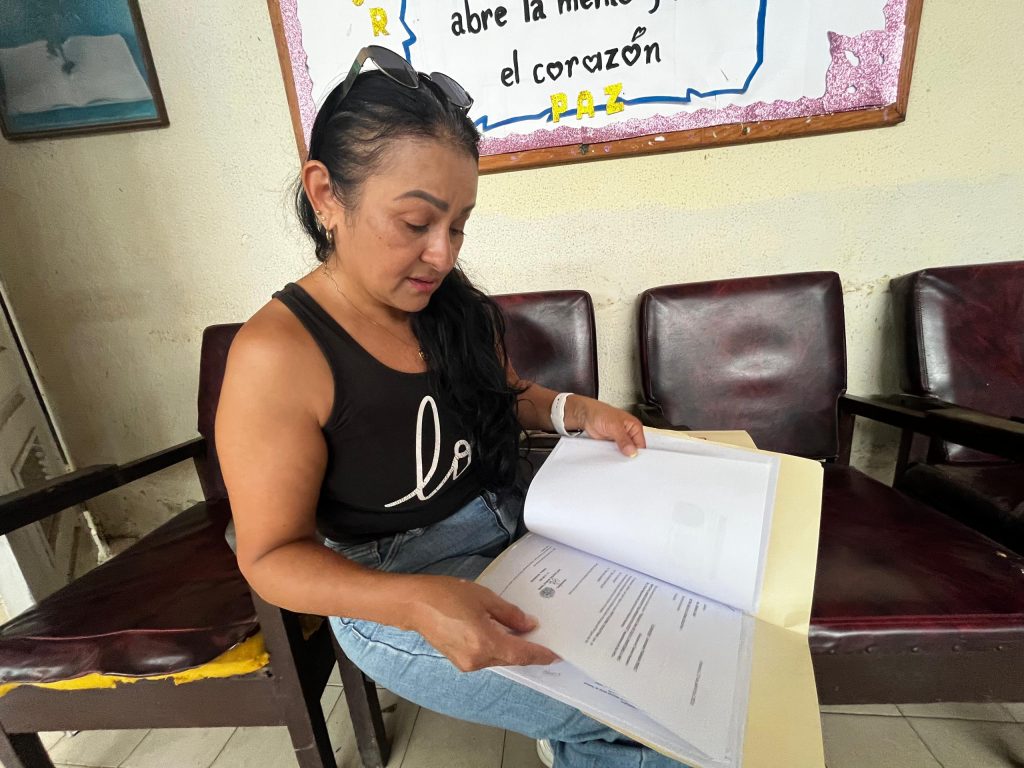 La despidieron sin aviso y sueña con volver: Maestra carabobeña vende helados para sobrevivir