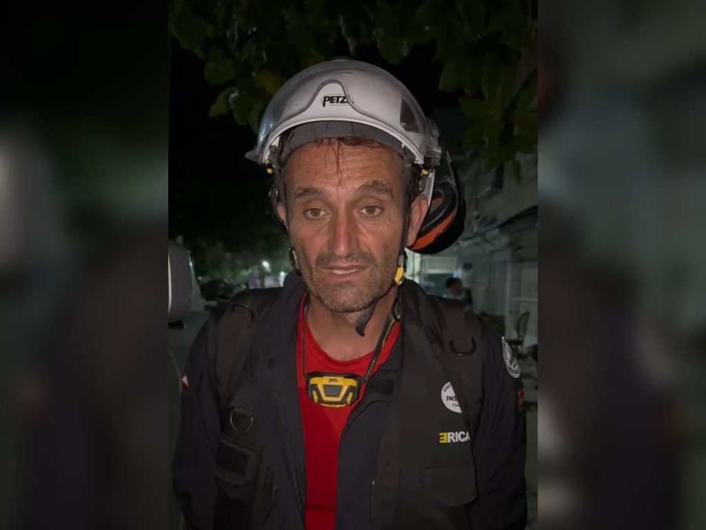 Rescatistas internacionales buscan sin descanso señales de vida en Catia La Mar