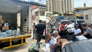 Centro de acopio de El Impulso entrega primeras donaciones en zonas afectadas de Morón y Tucacas