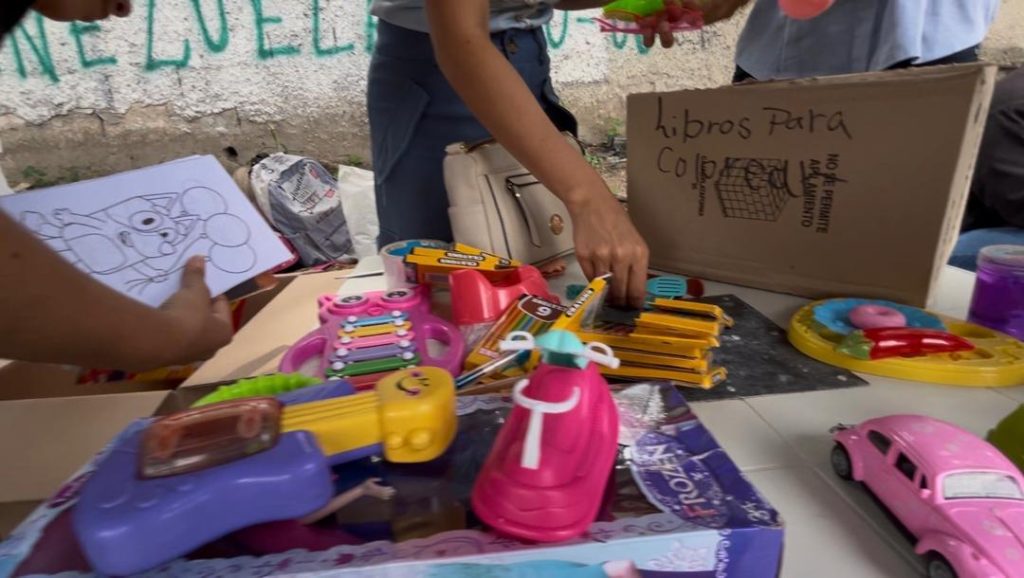 Recolectan juguetes y material escolar para niños de Morón
