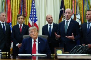 Trump afirma que Estados Unidos controla el petróleo de Venezuela