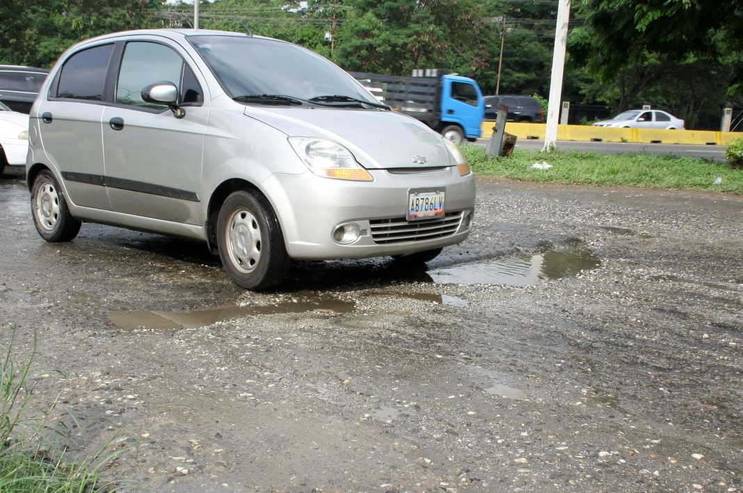 Salida autopista del este distribuidor fabrica de cemento.