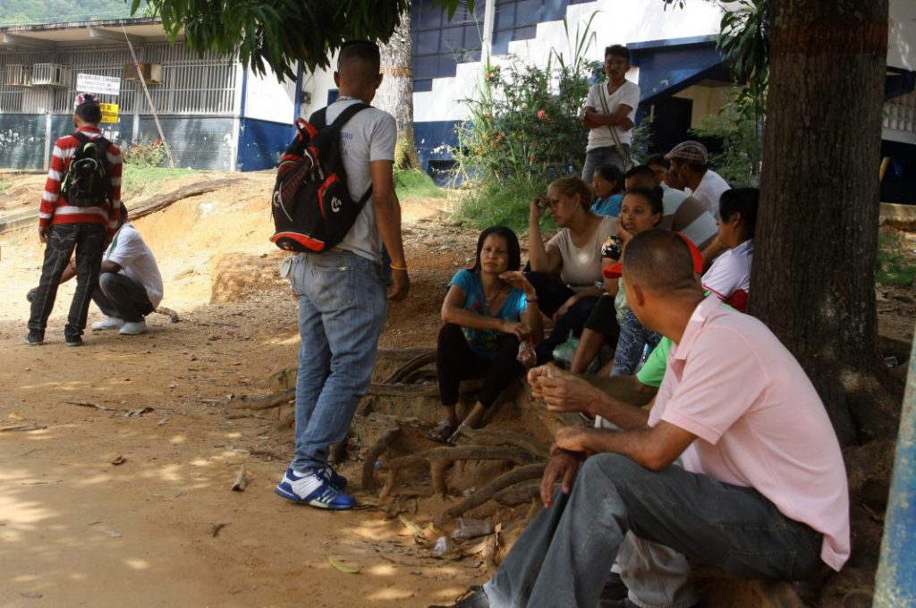 Familiares en Morgue de Valencia.