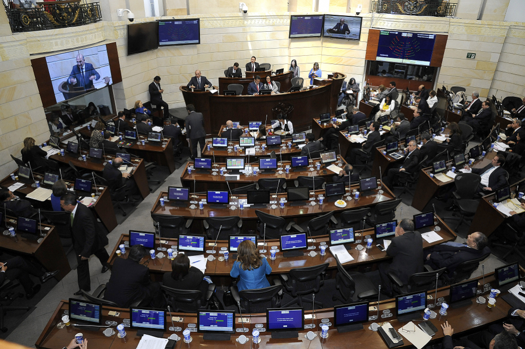 Cámara baja colombiana pide en una proposición a Petro no asistir a posesión de Maduro en enero
