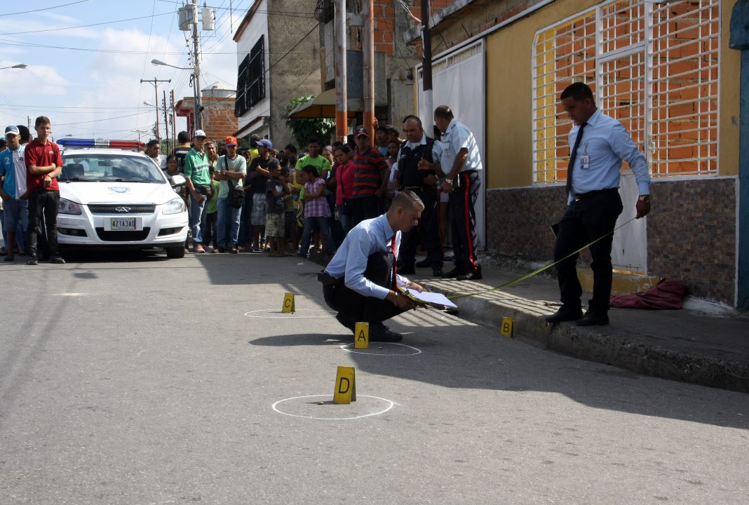 Homicidio en avenida principal de barrio central.