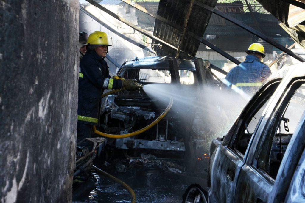 Incendio taller en avenida padre alfonso al sur de Valencia.