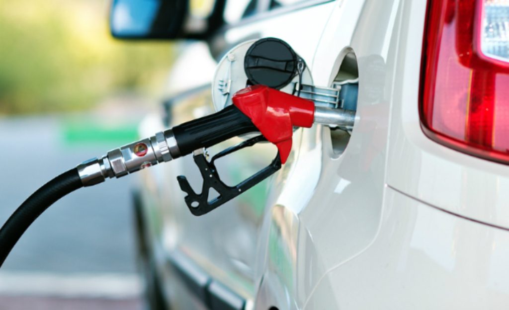Llenar un tanque de gasolina 2 bolívares