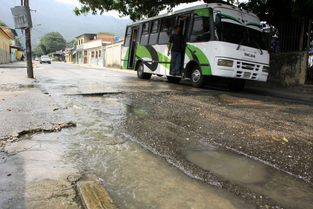 Bote de aguas servidas en av 190.