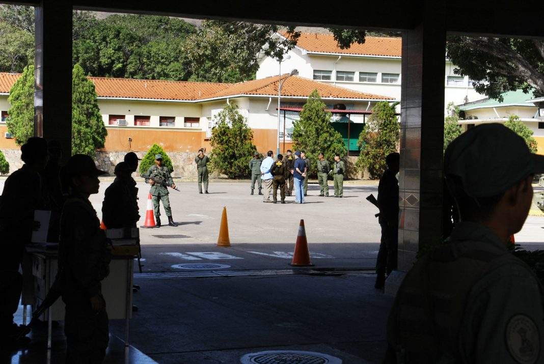 Visita de diputados a la 41 brigada blindada en Naguanagua.