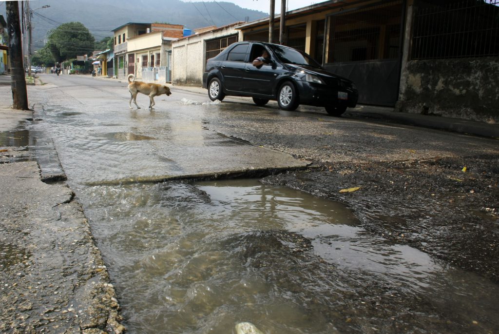 Bote de aguas servidas en av 190.