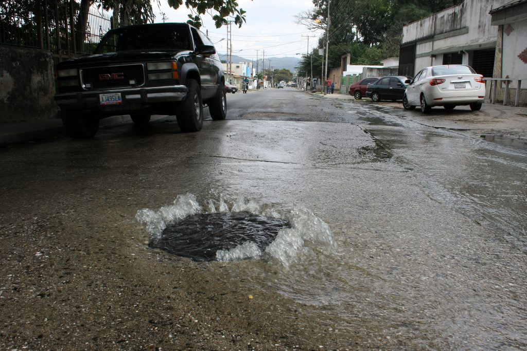 Bote de aguas servidas en av 190.