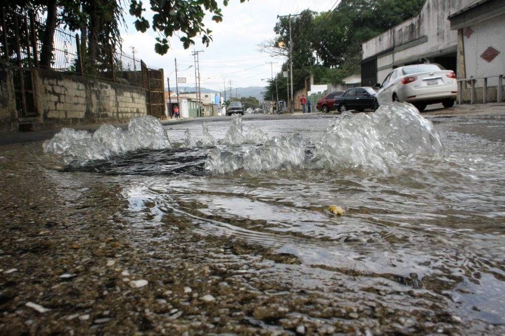 Bote de aguas servidas en av 190.