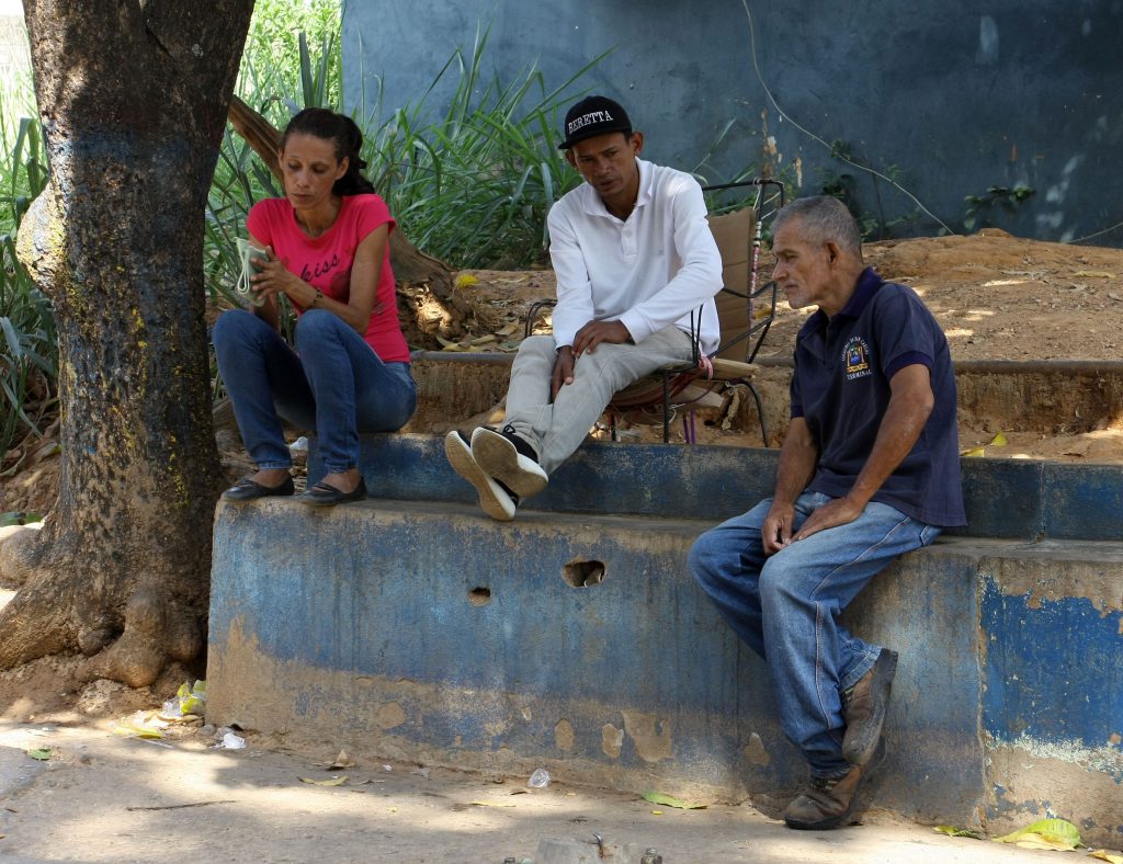 Familiares en Morgue de Valencia.