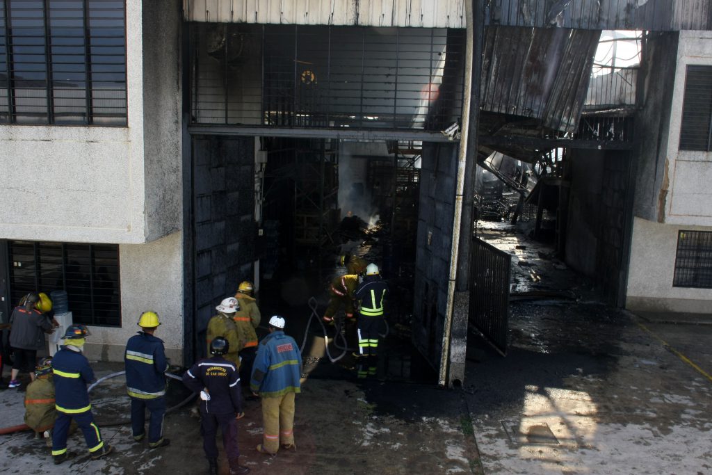Incendio en zona industrial castillito en san diego.
