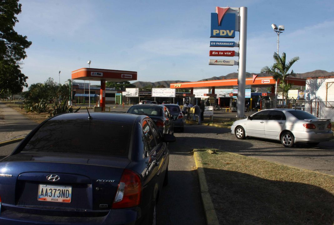 Estación de servicio cerrada por falta de combustible.
