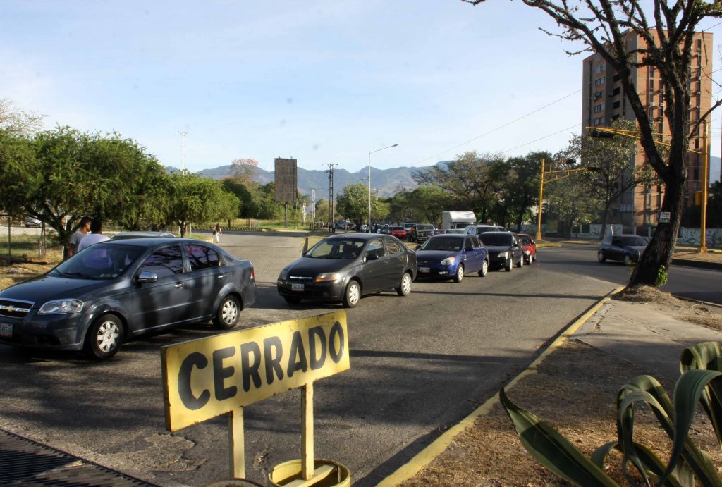 Estación de servicio cerrada por falta de combustible.