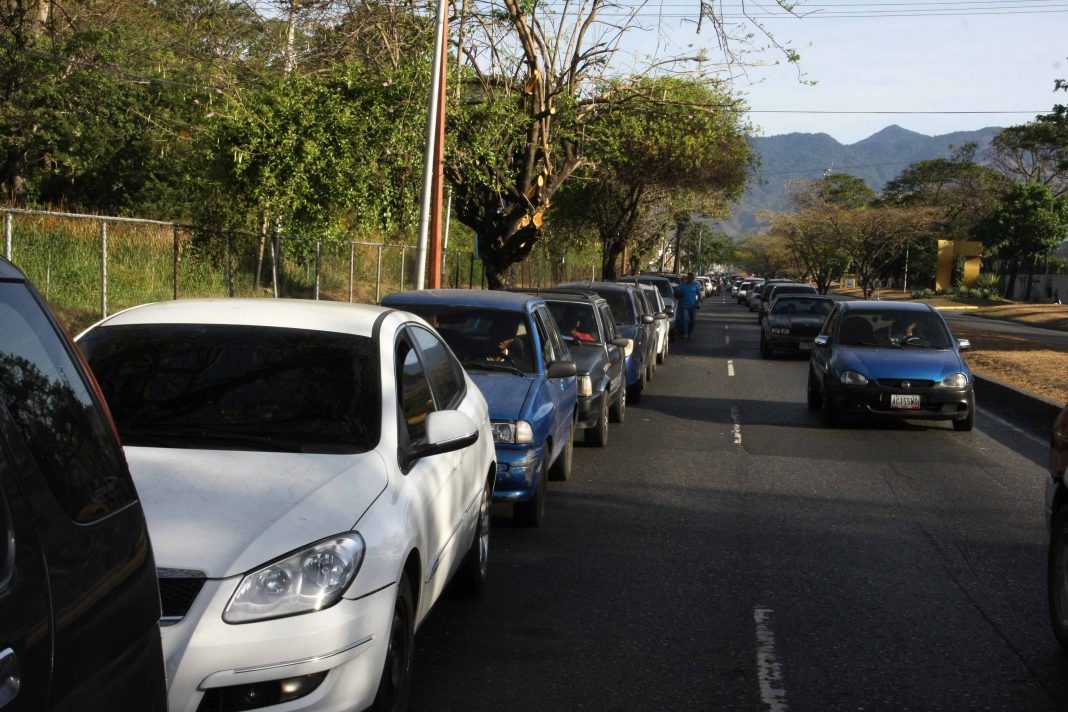 Estación de servicio cerrada por falta de combustible.