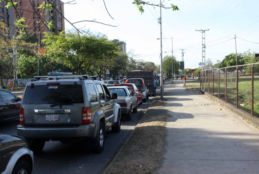 Estación de servicio cerrada por falta de combustible.