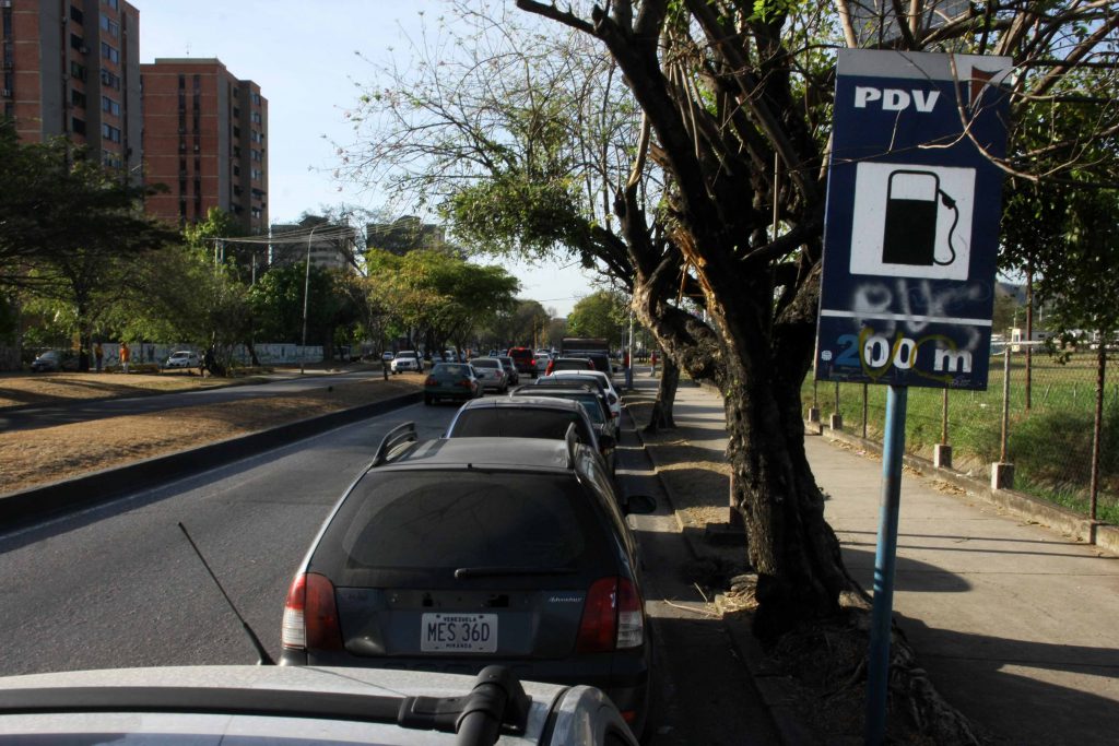 Estación de servicio cerrada por falta de combustible.