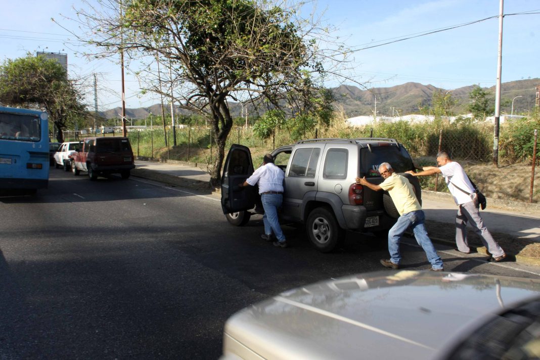 Estación de servicio cerrada por falta de combustible.