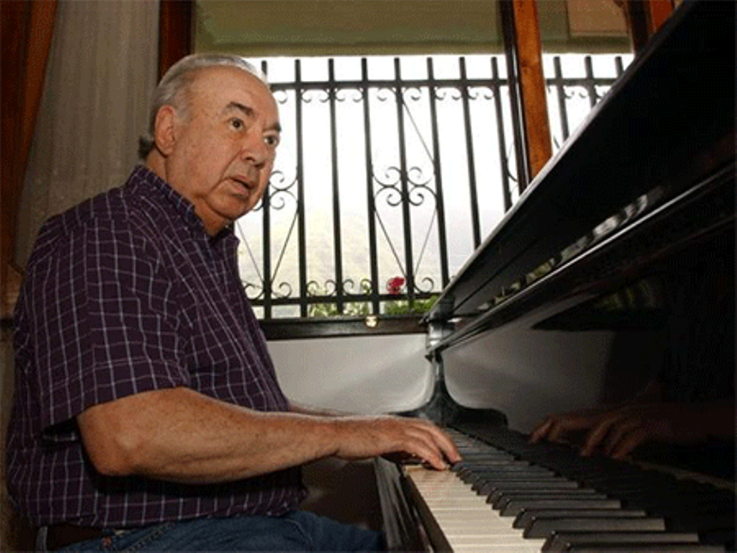 Aldemaro Romero tocando el piano