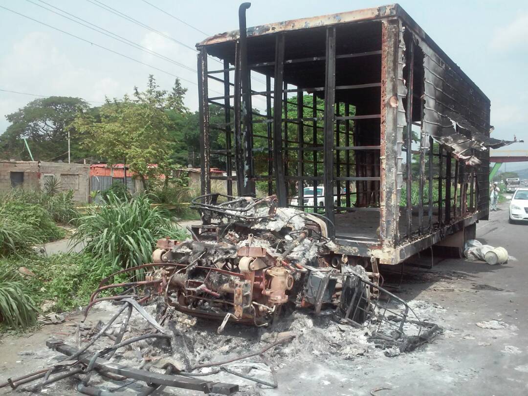 Actos vandálicos dejan un camión quemado en la autopista ... - El Carabobeño