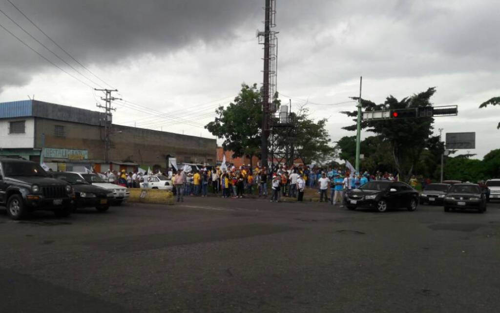 Manifestantes en la Aranzazu esperan para marchar - El Carabobeño