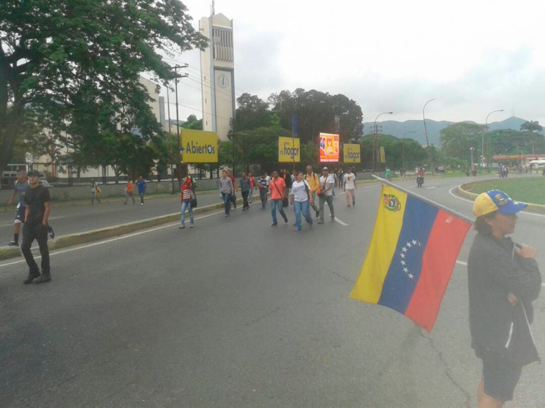 Manifestantes cerraron todos los accesos a la Redoma de Guaparo