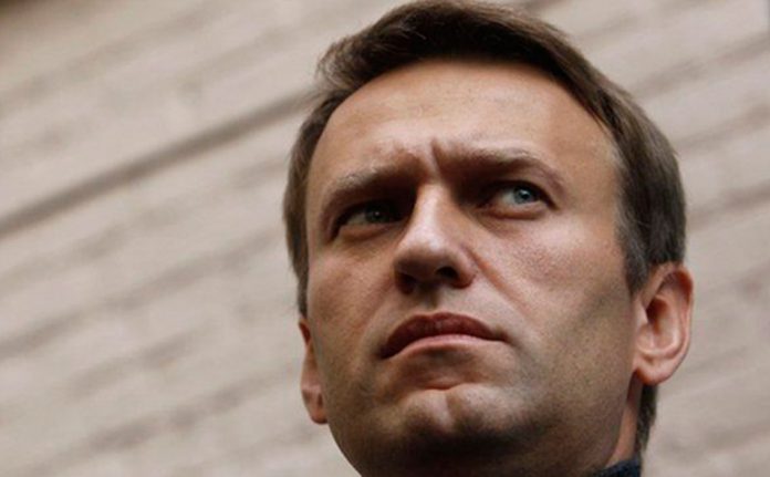 Navalni puede levantarse de su cama y mejora su estado de salud en hospital alemán