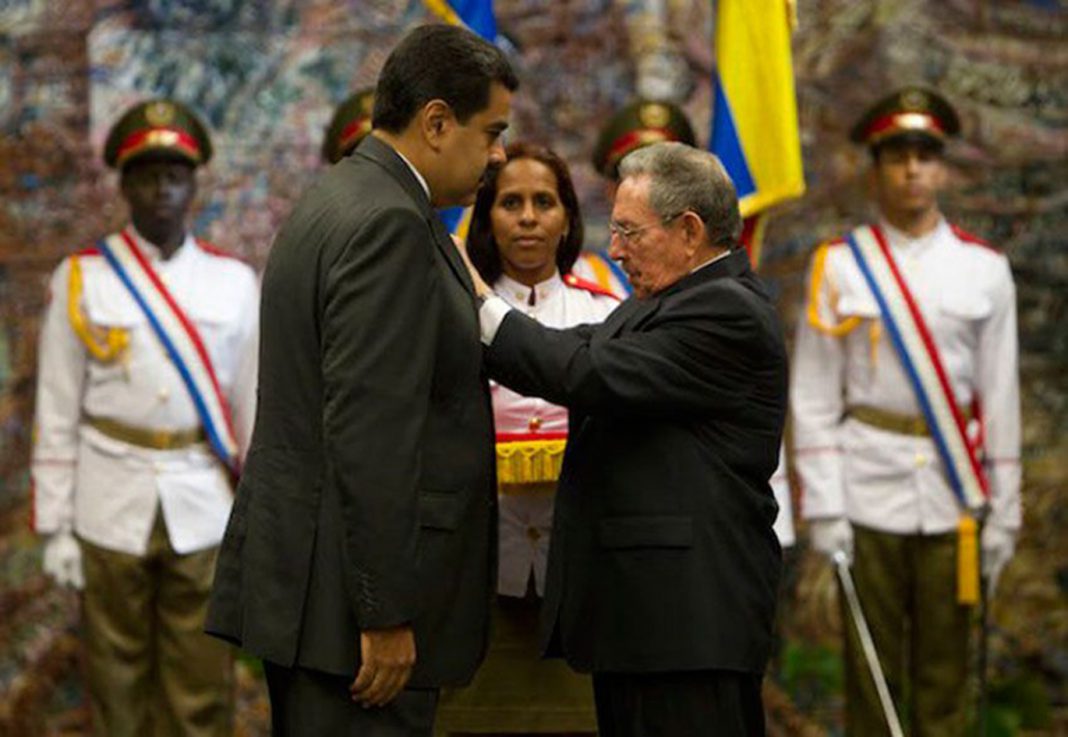 AssangeSnowdenManning - Noticias y  Generalidades - Página 15 Nicolas-Maduro-Raul-Castro