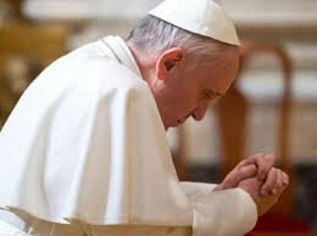El Papa en oración