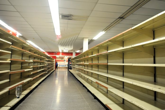 Anaqueles vacíos en supermercados/ Foto: Angel Chacón.