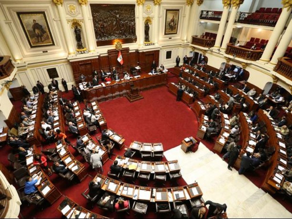Murió congresista de Perú durante debate de voto de investidura del Gobierno