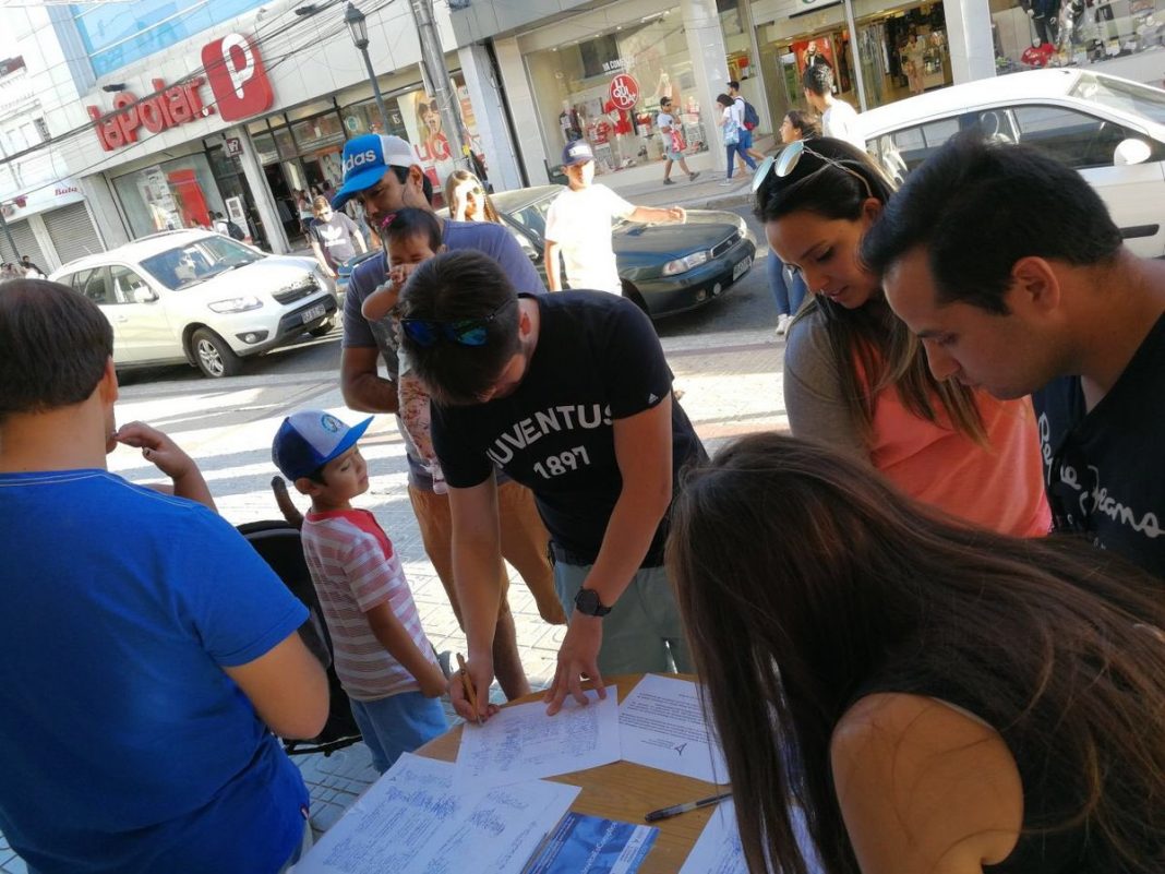 Jóvenes reúnen firmas para impedir visita de Maduro y 
