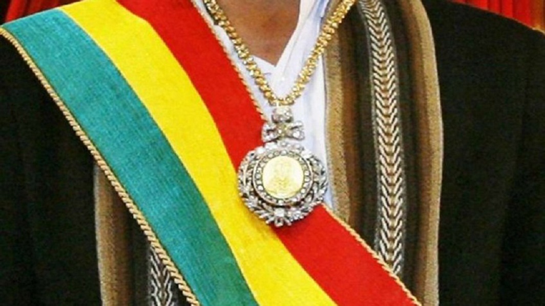 Resultado de imagen para medalla presidencial de bolivia
