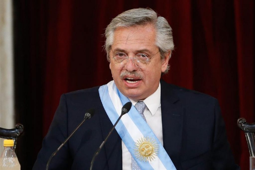 Presidente argentino descarta devaluar: "Es una máquina de generar pobreza"
