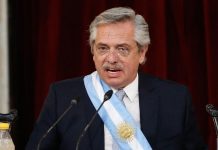 Presidente argentino descarta devaluar: "Es una máquina de generar pobreza"