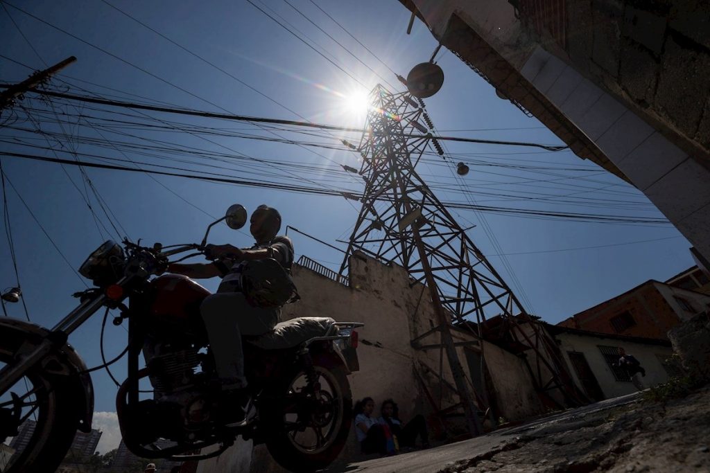 Reuters: Apagones golpean Venezuela, cortando el aire acondicionado durante una ola de calor