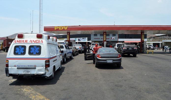 Diputado AN recibió denuncias sobre negación de despacho de gasolina a médicos