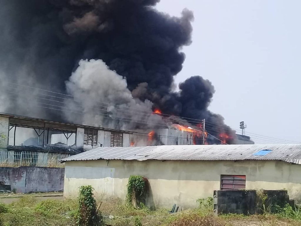Incendio consumió estadio Antonio José de Sucre en la capital de Amazonas