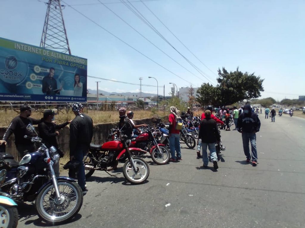 5 mil 800 motorizados exigieron a las autoridades su cuota de gasolina este martes