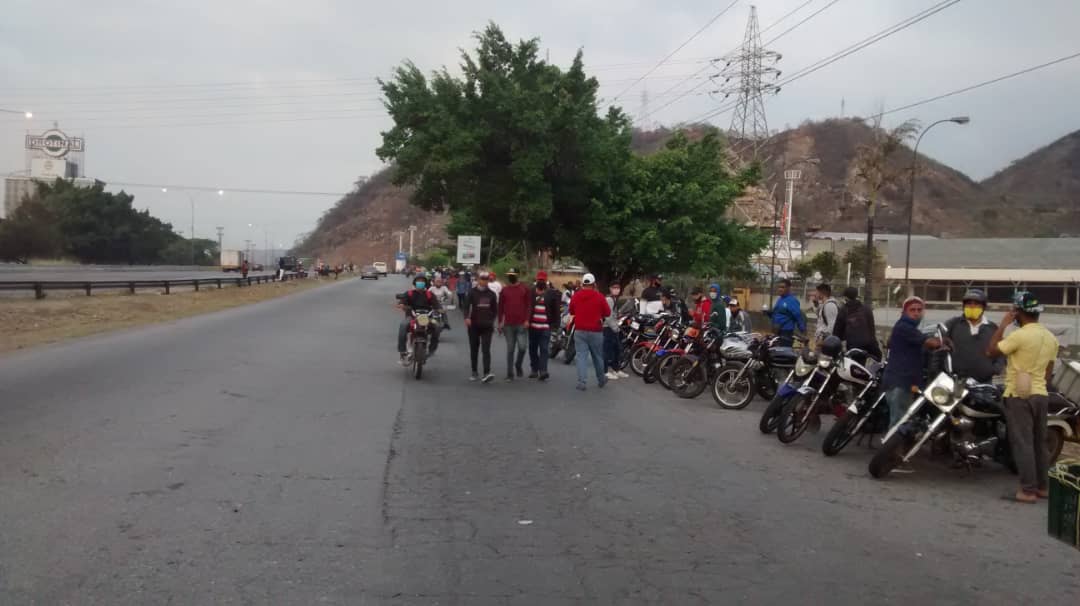 Motorizados presionan por combustible entre nuevas promesas de expendio