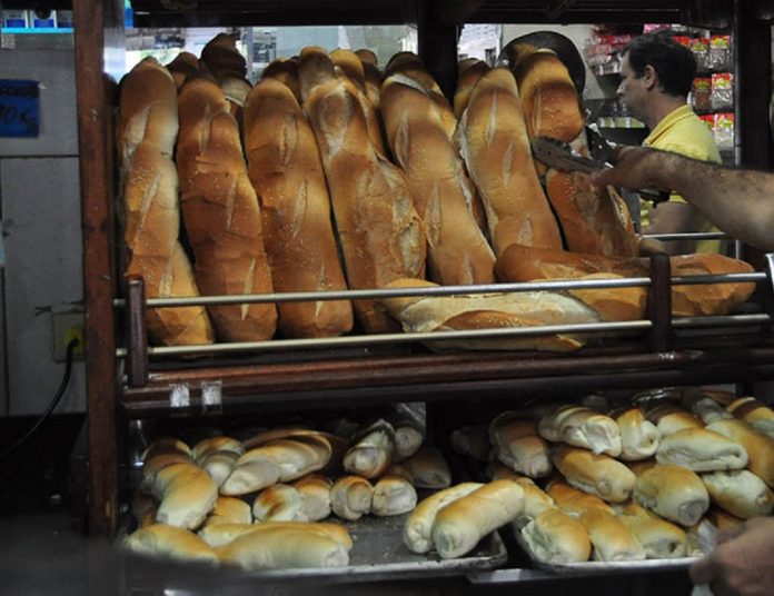 El precio del pan se mantiene estable este lunes pero panaderos advierten aumentos debido a la disparada del dólar