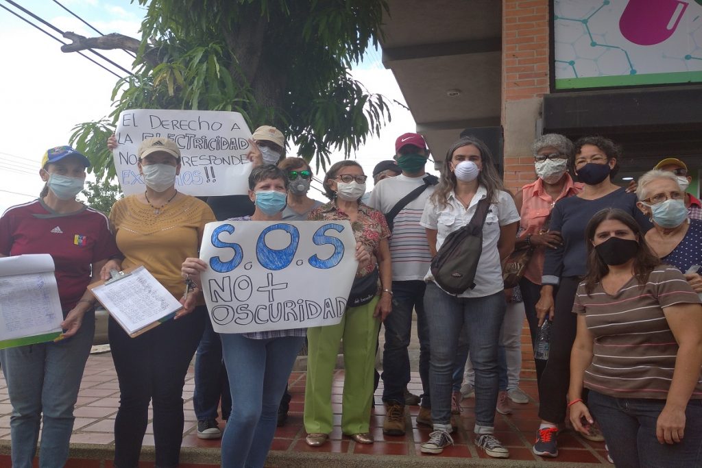 "Esto no se aguanta": Vecinos de San José pasan la cuarentena en medio de apagones