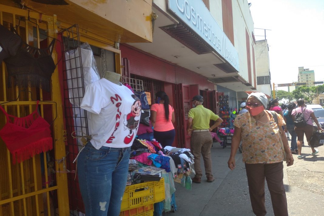 La necesidad obliga a comerciantes de la avenida Lara a romper la cuarentena